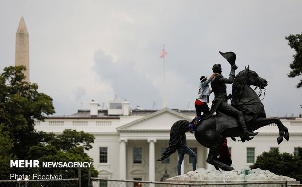ABD'de Beyaz Saray'ın önündeki heykel yıkılmak istendi