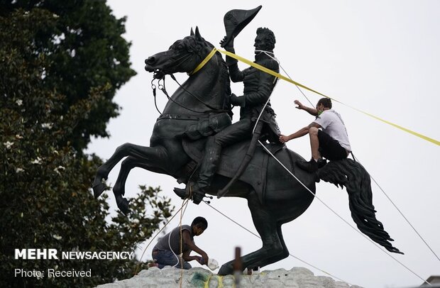 ABD'de Beyaz Saray'ın önündeki heykel yıkılmak istendi