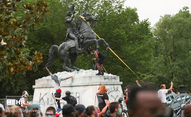 ABD'de Beyaz Saray'ın önündeki heykel yıkılmak istendi