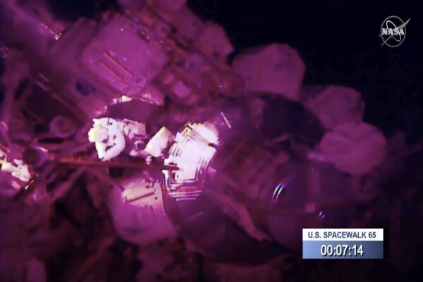 آینه فضانورد ناسا در فضا رها شد