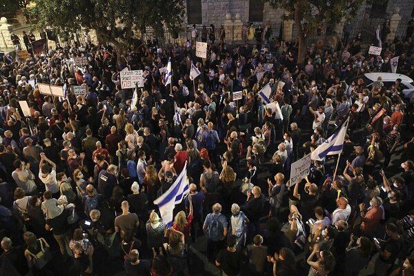 هزاران نفر در قدس اشغالی علیه نتانیاهو تظاهرات کردند