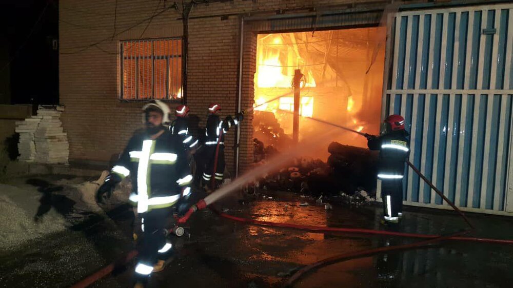 آتش سوزی گسترده در یک واحد تولیدی پارچه/ آتش ۳ ساعته خاموش شد