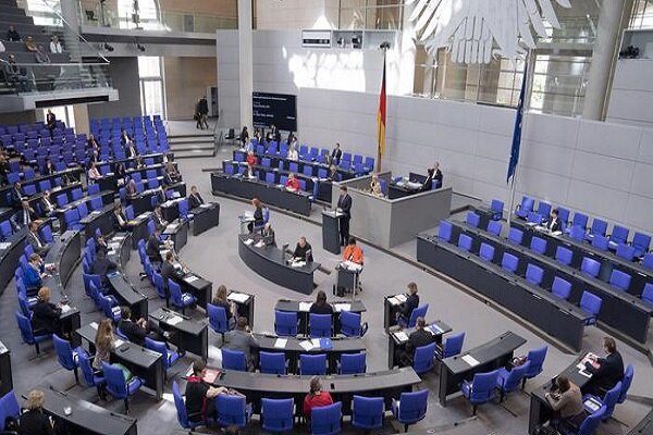 German parliament approves heavy weapons for Ukraine 