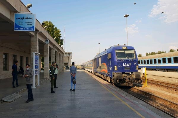 وزیر راه و شهرسازی از ایستگاه راه آهن قزوین بازدید کرد