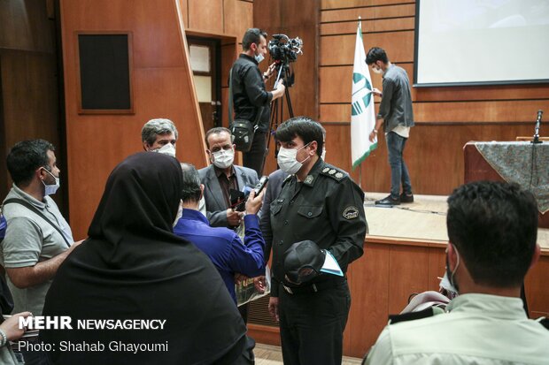  جمشید محبت خانی فرمانده یگان محیط زیست ، نشست خبری  به مناسبت روز ملی محیط‌بان در حال گفت و گو است.