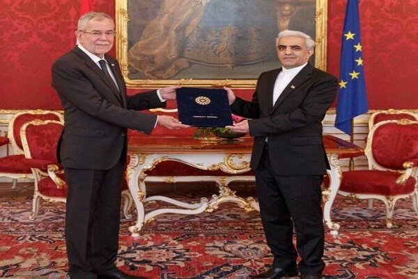 Iranian envoy submits credential to Austrian President
