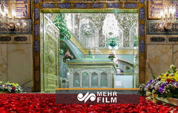 تنسیق الزهور الجمیلة داخل حرم الإمام رضا (ع) / فيديو