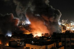 اسرائیلی فضائیہ کے جنگی طیاروں کی غزہ پٹی پر بمباری