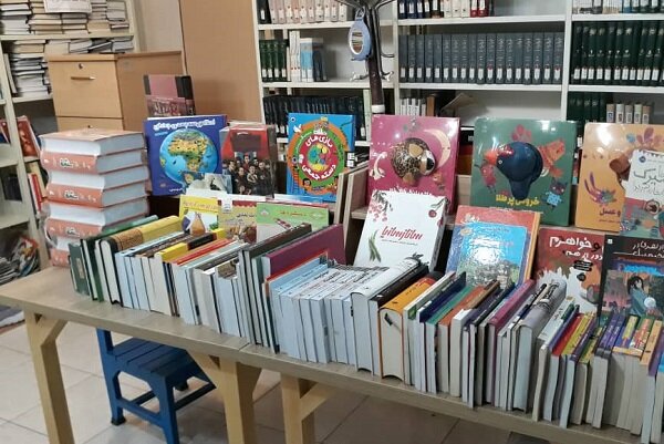 بیش از ۳۰۰ جلد کتاب به کتابخانه عمومی لاهیجان اهدا شد