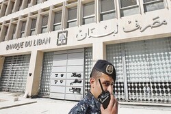 یورش سپرده گذار لبنانی به یک بانک و به چنگ آوردن ۳۰ هزار دلار