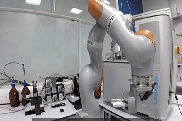 ربات خودروسازی تست های کرونا را بررسی می کند