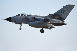 حمله جنگنده های سعودی-آمریکایی به فرودگاه تعز در یمن