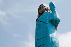 سلووینیا میں ٹرمپ کی بیوی میلانیا کے مجسمہ کو آگ لگا دی