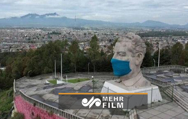 VIDEO: Ex-Mexican pres. bust in giant face mask