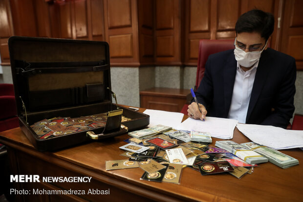 سکه های رشوه داده شده توسط امید اسد بیگی یه مدیران اسبق بانک ها در اولین جلسه دادگاه ویژه جرایم اقتصادی