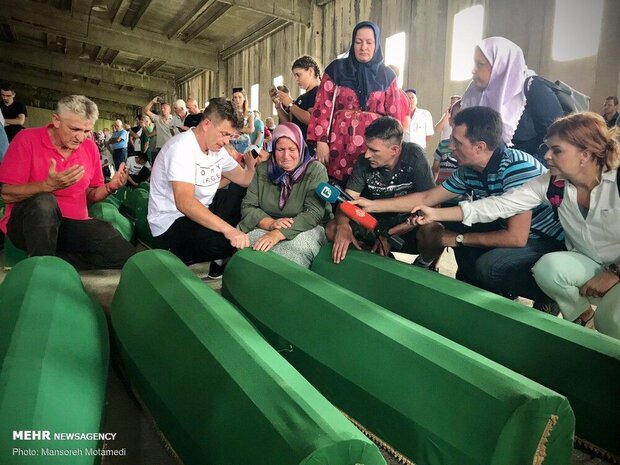 Hollanda hükümeti Srebrenitsa için özür diledi