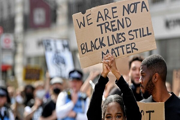 تظاهرات ضدنژادپرستی لندنی‌ها مقابل سفارت آمریکا