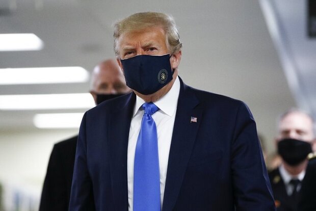 Trump, Koronavirüs salgınının başından beri ilk kez maske ile görüldü