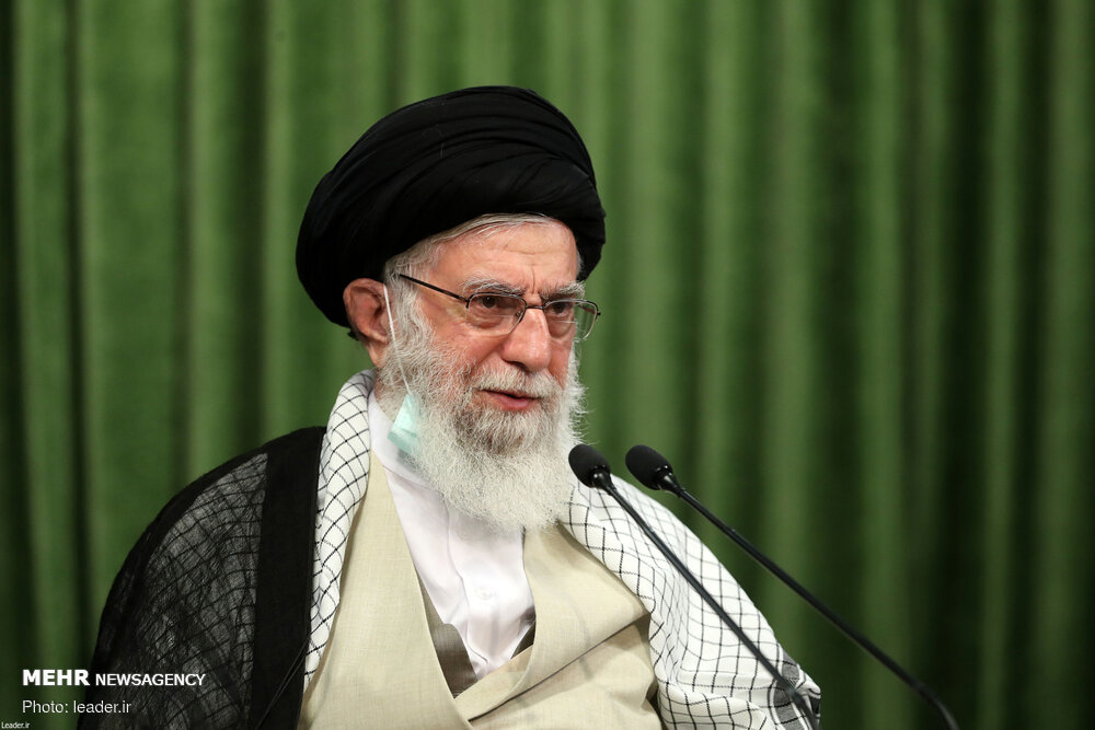 انقلابی‌گری به زبان نیست به عمل است/ دشمنان می‌خواهند ملت ایران را اذیت کنند