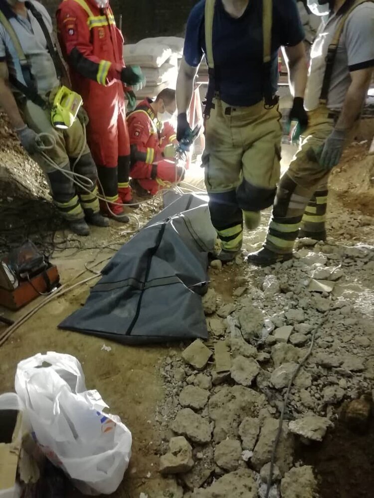 ریزش چاه در اتوبان شهید محلاتی/ یک کارگر جان باخت