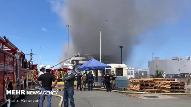 انفجار و آتش سوزی در یک فروند ناو جنگی آمریکا