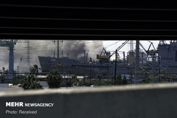 انفجار و آتش سوزی در یک فروند ناو جنگی آمریکا