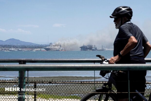 انفجار و آتش سوزی در یک فروند ناو جنگی آمریکا