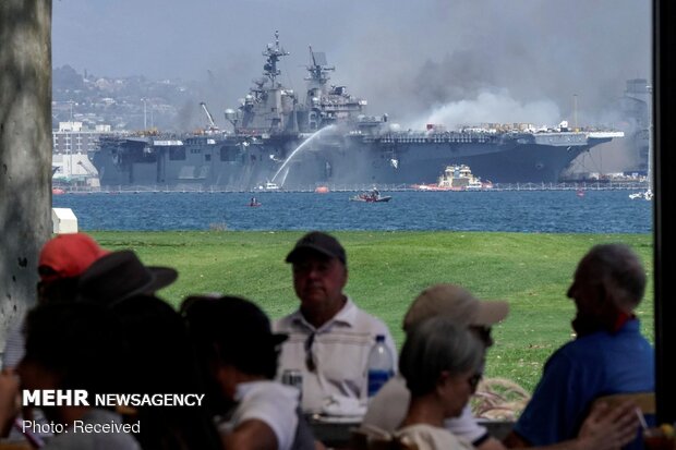 انفجار و آتش سوزی در یک فروند ناو جنگی آمریکا