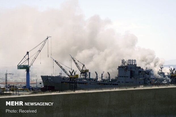 انفجار و آتش سوزی در یک فروند ناو جنگی آمریکا