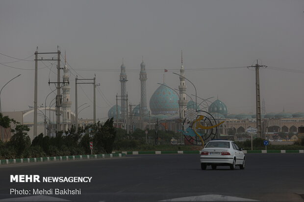 گرد و غبار در آسمان قم