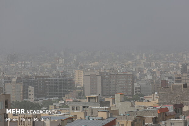 گرد و غبار در آسمان قم