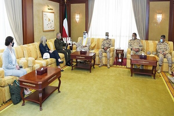 فرمانده تروریست های سنتکام با وزیر دفاع کویت دیدار کرد