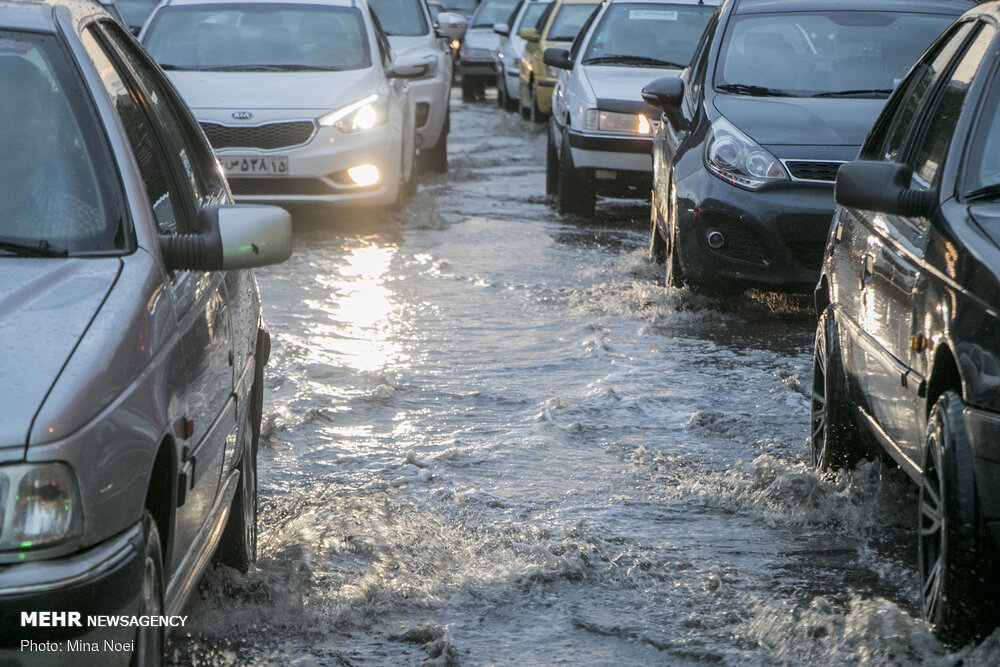 بارش باران در میگون به تعدادی خودرو خسارت زد