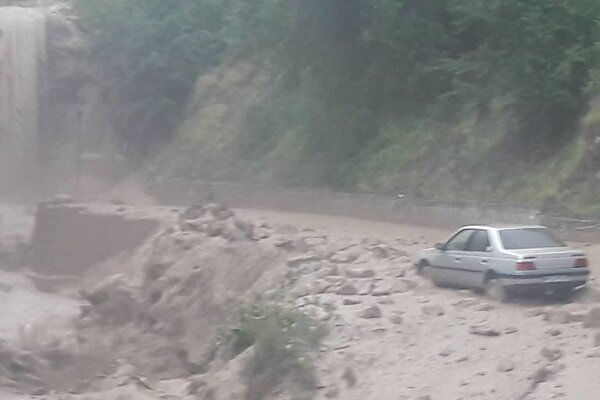 نجات ۹ سرنشین گرفتار در سیلاب جاده چوپانان/جستجو ادامه دارد