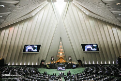 تجلیل«قالیباف» از نمایندگان آزاده در صحن علنی مجلس