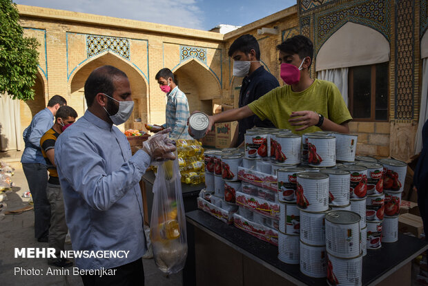 بسته بندی 1000 بسته معیشتی به همت طلاب حوزه منصوریه شیراز