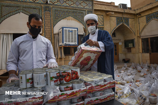 بسته بندی 1000 بسته معیشتی به همت طلاب حوزه منصوریه شیراز