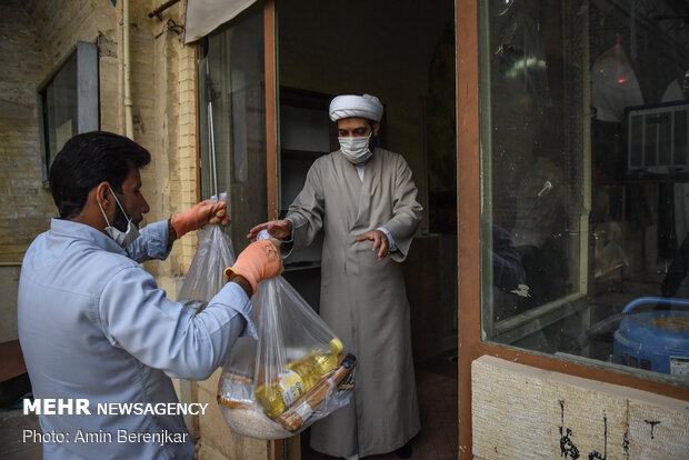 بسته بندی 1000 بسته معیشتی به همت طلاب حوزه منصوریه شیراز