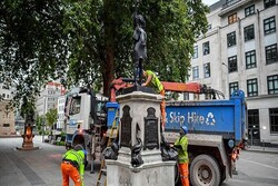 مجسمه معترض سیاهپوست در انگلیس پایین کشیده شد