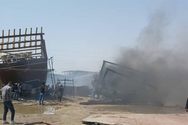 مهار آتش سوزی کارگاه لنج سازی در قشم