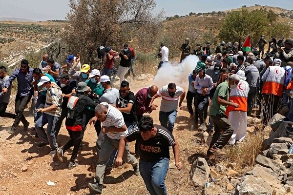 حمله نظامیان صهیونیست به معترضان فلسطینی با گلوله و گاز اشک آور