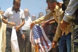 سوری ها پرچم آمریکا را به آتش کشیدند