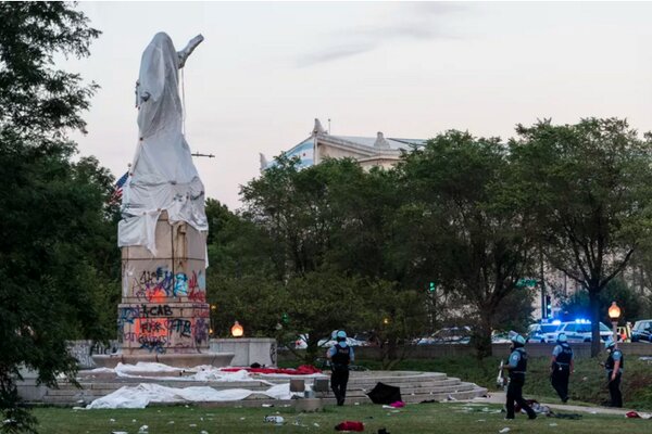 VIDEO: Chicago police, protesters clash near Columbus statue