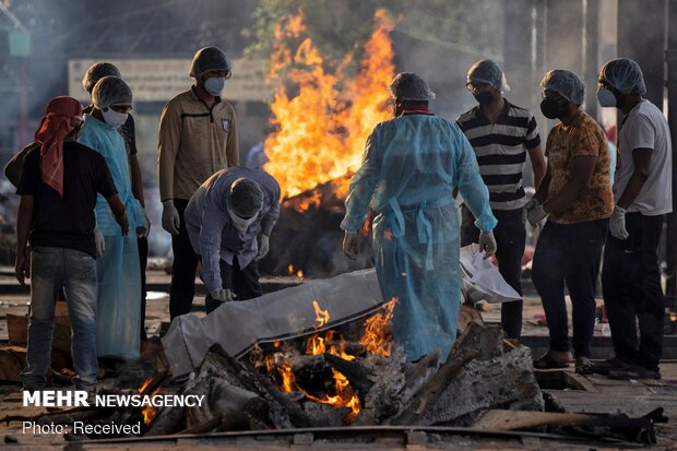 Hindistan'da kabus: Ölenler otoparklarda toplu yakılıyor