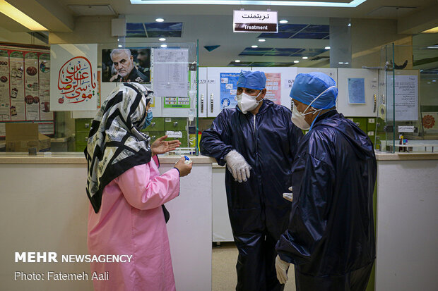 یکی از پزشکان بیمارستان که به ویروس کرونا مبتلا شده است در حال مشاوره و خدمت رسانی