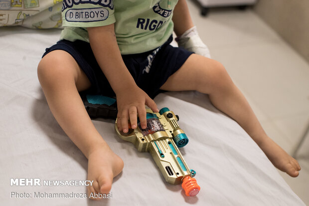 بازی کودکان بیمار بر روی تخت های  بخش ویژه نگهداری کودکان مبتلا به بیماری کرونا در بیمارستان مفید