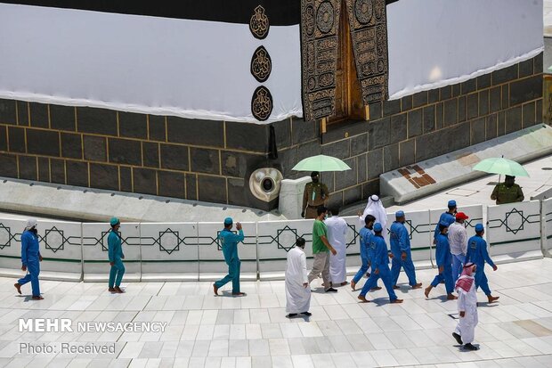1st group of pilgrims arrive in Mecca to perform Hajj rituals

