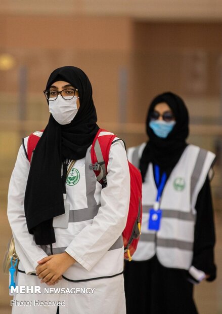 1st group of pilgrims arrive in Mecca to perform Hajj rituals
