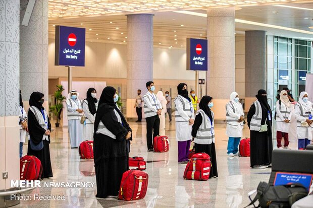 1st group of pilgrims arrive in Mecca to perform Hajj rituals
