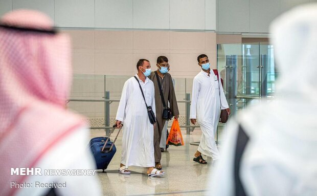 1st group of pilgrims arrive in Mecca to perform Hajj rituals
